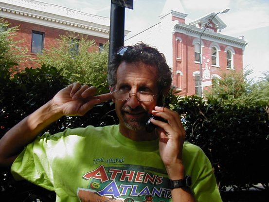 The bobarazzi, always with enough time to check the voicemail.
